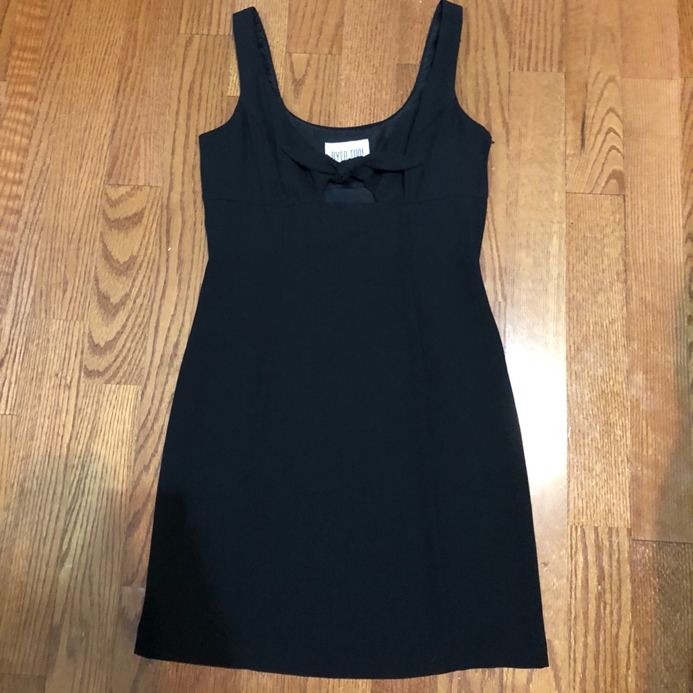 Black Sleeveless Front-Tie Keyhole Dress